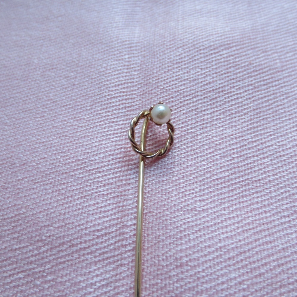 Vintage Pearl in Gold Twisted Circle Stick Pin - Picture 2 of 4